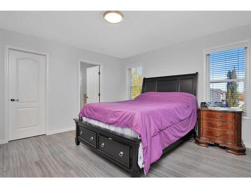 5 Landsdown Green, Sylvan Lake, AB - Indoor Photo Showing Bedroom