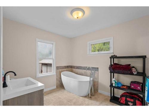 5918 52 Avenue, Red Deer, AB - Indoor Photo Showing Bathroom