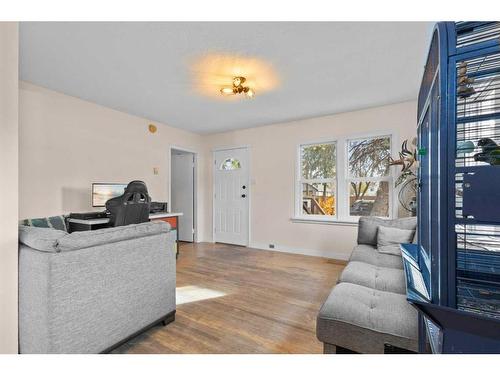 5918 52 Avenue, Red Deer, AB - Indoor Photo Showing Living Room