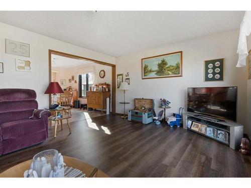 19027 Township Road 452, Rural Camrose County, AB - Indoor Photo Showing Living Room