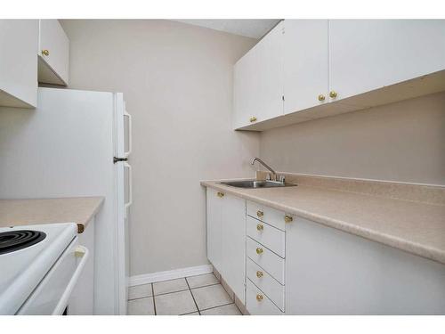 109-4820 47 Avenue, Red Deer, AB - Indoor Photo Showing Kitchen