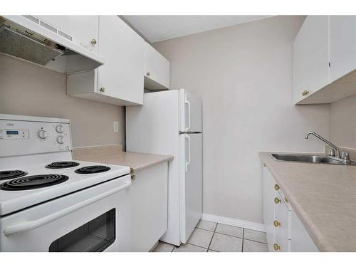 109-4820 47 Avenue, Red Deer, AB - Indoor Photo Showing Kitchen