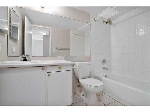 109-4820 47 Avenue, Red Deer, AB - Indoor Photo Showing Bathroom