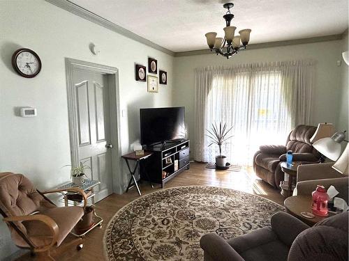 5005 46 Avenue, Forestburg, AB - Indoor Photo Showing Living Room