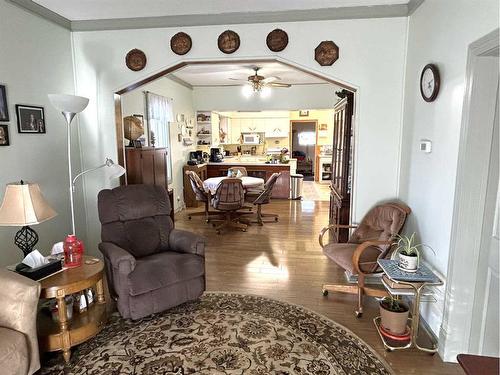 5005 46 Avenue, Forestburg, AB - Indoor Photo Showing Living Room