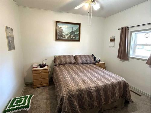 5005 46 Avenue, Forestburg, AB - Indoor Photo Showing Bedroom