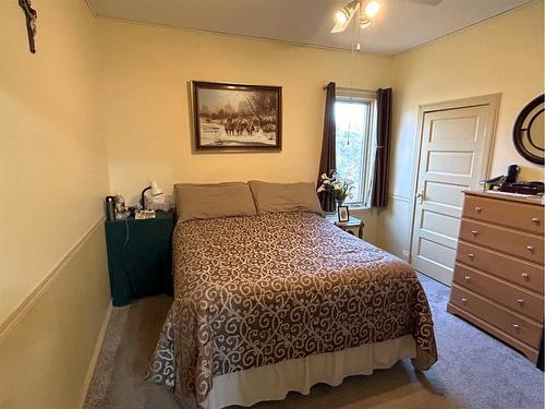 5005 46 Avenue, Forestburg, AB - Indoor Photo Showing Bedroom