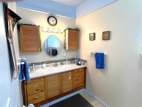 5005 46 Avenue, Forestburg, AB - Indoor Photo Showing Bathroom