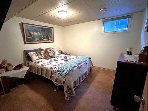 5005 46 Avenue, Forestburg, AB - Indoor Photo Showing Bedroom