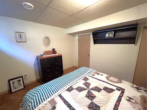 5005 46 Avenue, Forestburg, AB - Indoor Photo Showing Bedroom