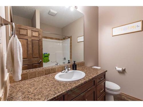 6923 Meadowview Close, Stettler, AB - Indoor Photo Showing Bathroom