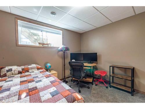 6923 Meadowview Close, Stettler, AB - Indoor Photo Showing Bedroom