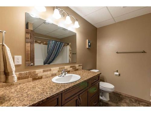 6923 Meadowview Close, Stettler, AB - Indoor Photo Showing Bathroom