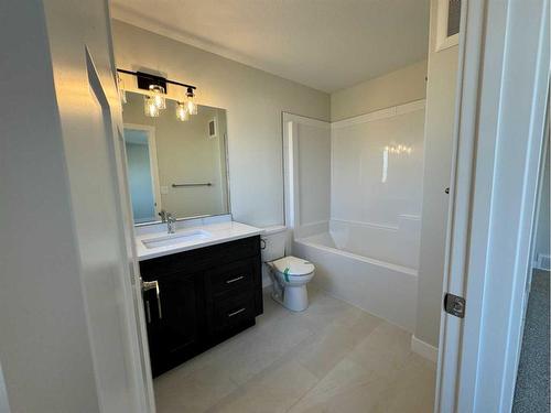 4745 Aspen Lakes Boulevard, Blackfalds, AB - Indoor Photo Showing Bathroom