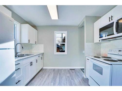 5107 54 Avenue, Ponoka, AB - Indoor Photo Showing Kitchen With Double Sink