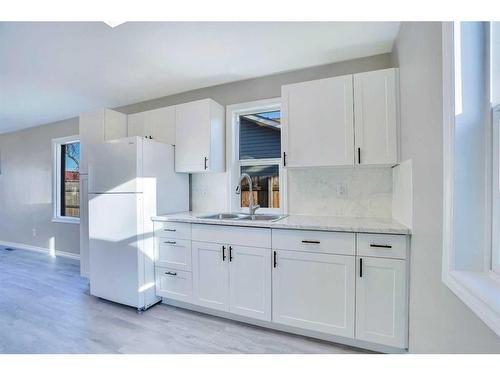 5107 54 Avenue, Ponoka, AB - Indoor Photo Showing Kitchen With Double Sink