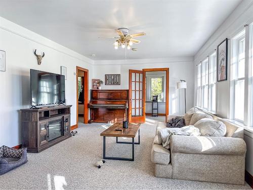 38172 Highway 766, Rural Red Deer County, AB - Indoor Photo Showing Living Room