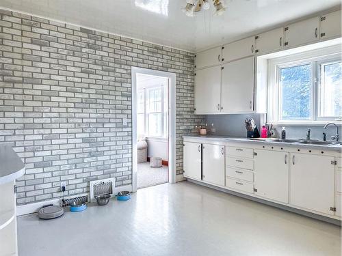 38172 Highway 766, Rural Red Deer County, AB - Indoor Photo Showing Kitchen