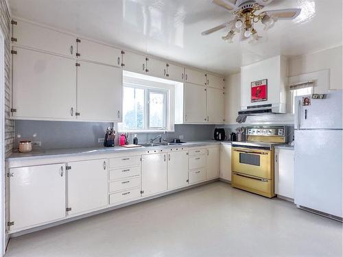 38172 Highway 766, Rural Red Deer County, AB - Indoor Photo Showing Kitchen With Double Sink