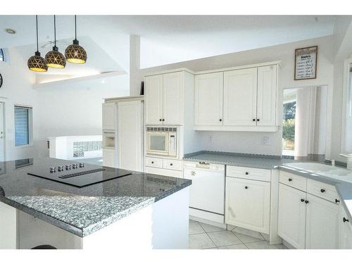 38172 Highway 766, Rural Red Deer County, AB - Indoor Photo Showing Kitchen