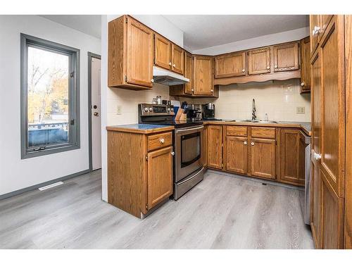 34 66 Street Close, Red Deer, AB - Indoor Photo Showing Kitchen With Double Sink