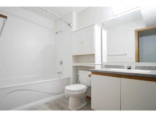 4412 47 Avenue, Sylvan Lake, AB - Indoor Photo Showing Bathroom