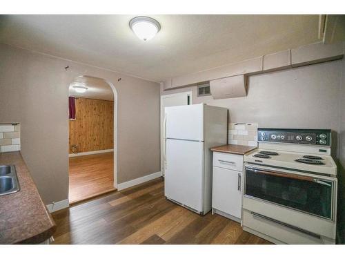 5406 49 Avenue, Camrose, AB - Indoor Photo Showing Kitchen With Double Sink