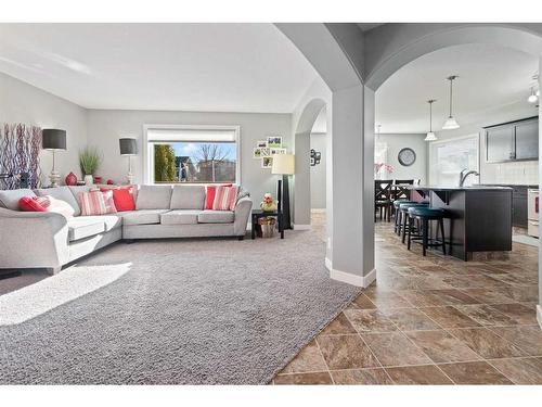 113 Larsen Crescent, Red Deer, AB - Indoor Photo Showing Living Room