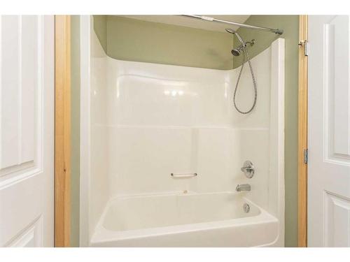 723-31 Jamieson Avenue, Red Deer, AB - Indoor Photo Showing Bathroom