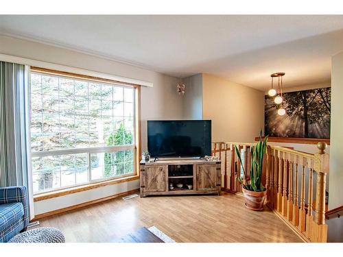 152 Kemp Avenue, Red Deer, AB - Indoor Photo Showing Living Room