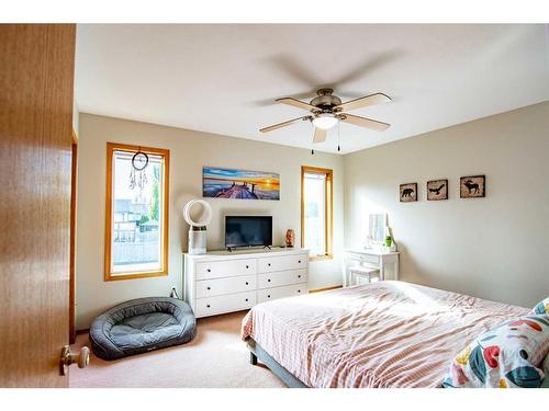 152 Kemp Avenue, Red Deer, AB - Indoor Photo Showing Bedroom