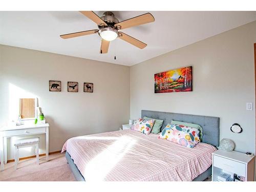 152 Kemp Avenue, Red Deer, AB - Indoor Photo Showing Bedroom