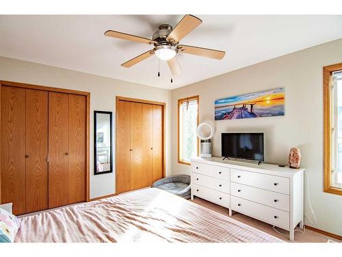 152 Kemp Avenue, Red Deer, AB - Indoor Photo Showing Bedroom