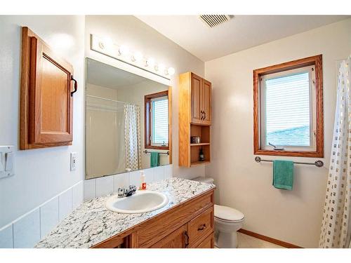 152 Kemp Avenue, Red Deer, AB - Indoor Photo Showing Bathroom