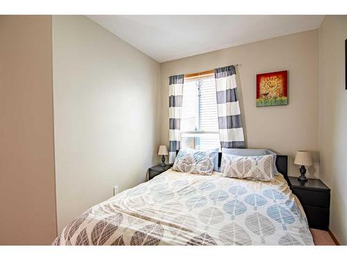 152 Kemp Avenue, Red Deer, AB - Indoor Photo Showing Bedroom