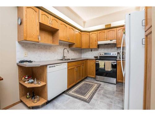 416-4805 45 Street, Red Deer, AB - Indoor Photo Showing Kitchen