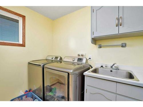 5420 58A Street Crescent, Lacombe, AB - Indoor Photo Showing Laundry Room