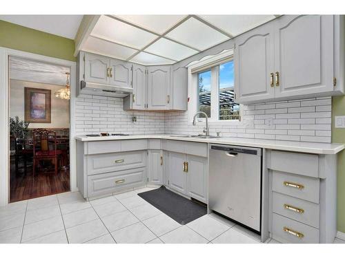 5420 58A Street Crescent, Lacombe, AB - Indoor Photo Showing Kitchen