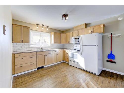 5516 35 Street, Red Deer, AB - Indoor Photo Showing Kitchen