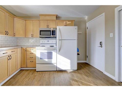 5516 35 Street, Red Deer, AB - Indoor Photo Showing Kitchen