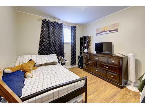 5516 35 Street, Red Deer, AB - Indoor Photo Showing Bedroom