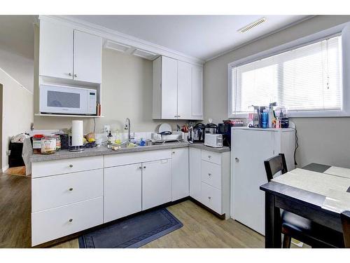 5516 35 Street, Red Deer, AB - Indoor Photo Showing Kitchen