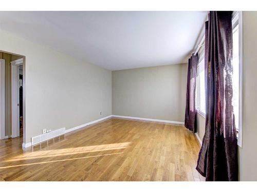 5516 35 Street, Red Deer, AB - Indoor Photo Showing Other Room