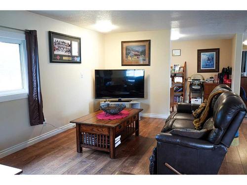 41441 Rng Rd 103, Rural Flagstaff County, AB - Indoor Photo Showing Living Room