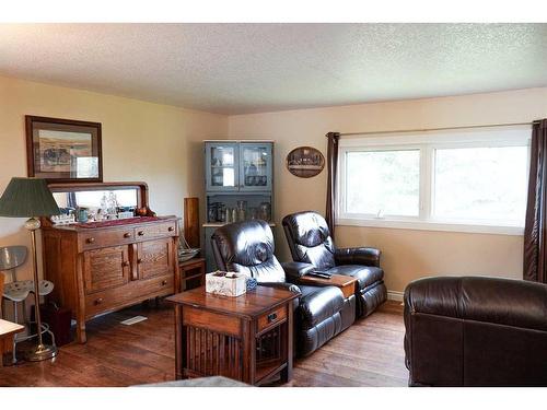 41441 Rng Rd 103, Rural Flagstaff County, AB - Indoor Photo Showing Living Room