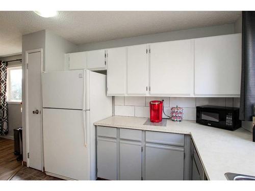 41 Baile Close, Red Deer, AB - Indoor Photo Showing Kitchen