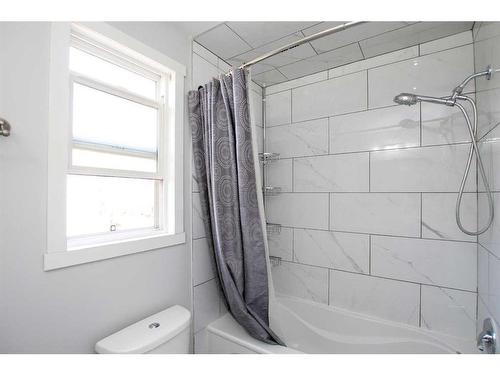 41 Baile Close, Red Deer, AB - Indoor Photo Showing Bathroom