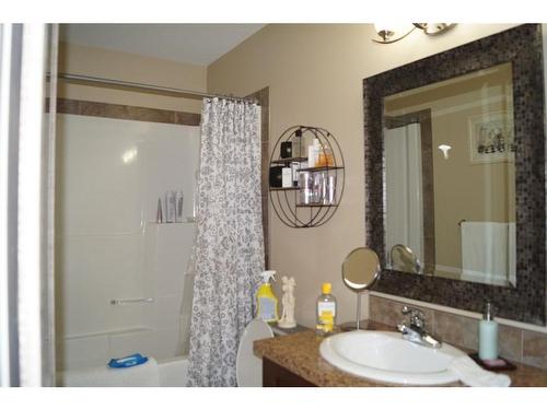 3-5311 57 Avenue, Ponoka, AB - Indoor Photo Showing Bathroom