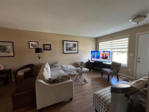 3-5311 57 Avenue, Ponoka, AB - Indoor Photo Showing Living Room