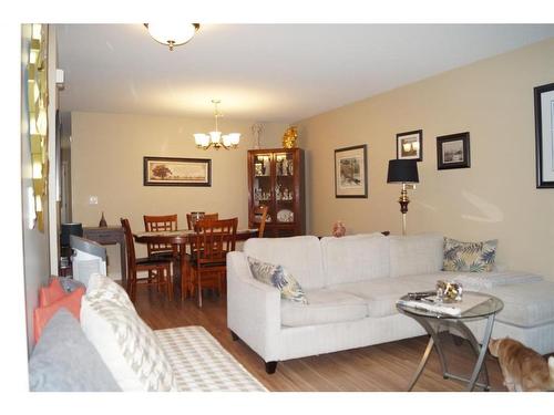 3-5311 57 Avenue, Ponoka, AB - Indoor Photo Showing Living Room